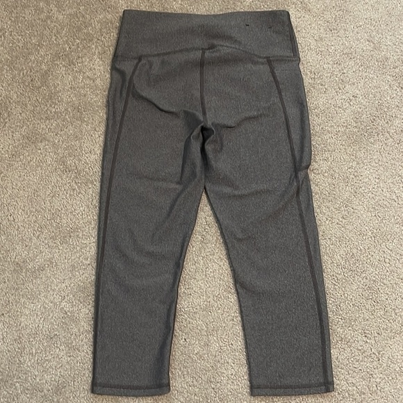 UNDER ARMOUR CHARCOAL LIGHT HEATHER COMPRESSION CAPRI LEGGINGS GRAY SIZE MEDIUM - Picture 5 of 6